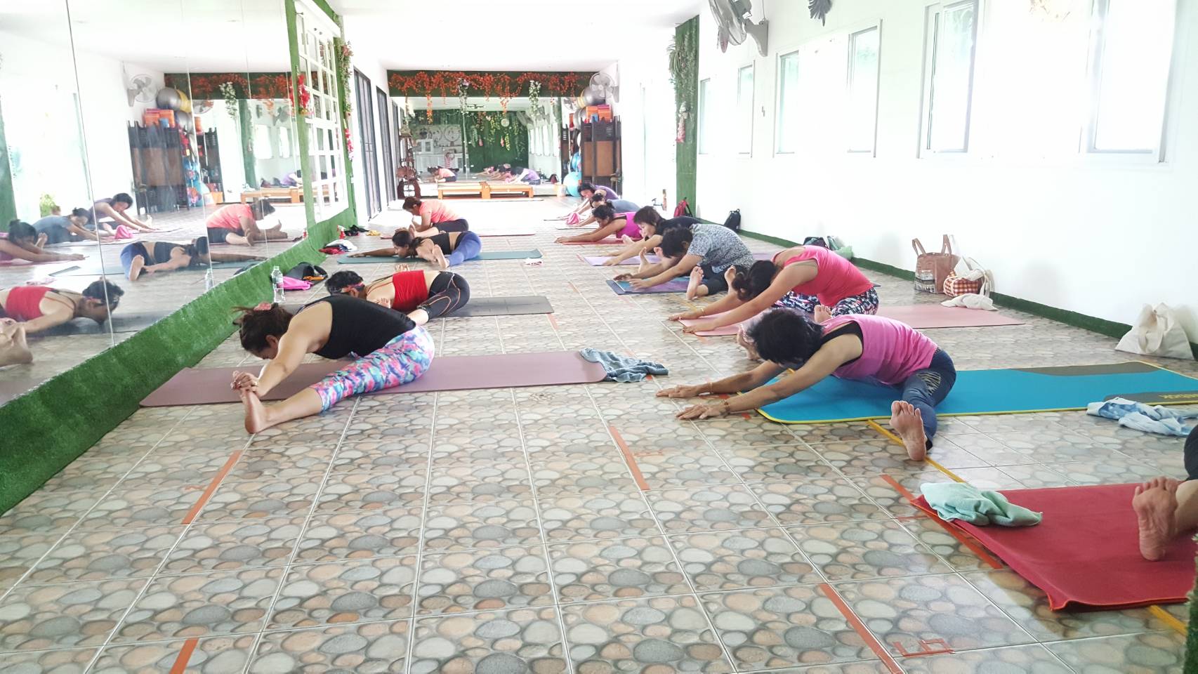 Aerial Yoga — โยคะอากาศ